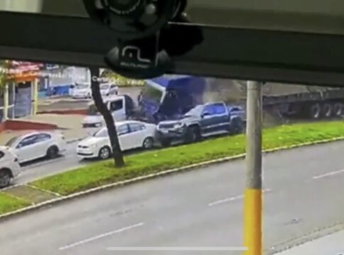 carreta-desgovernada-“atropela”-carros-e-deixa-10-feridos-em-sc.-video