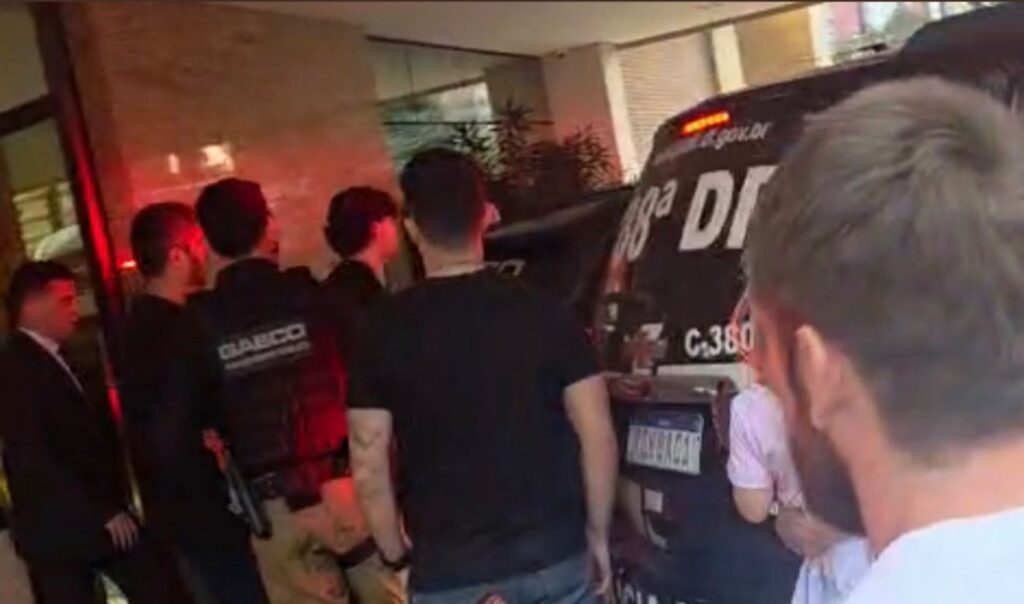 pedro-turra-e-preso-sob-aplausos-e-gritos-em-aguas-claras.-veja-video