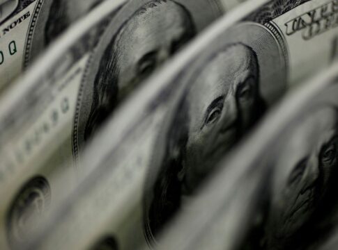 dolar-sobe-para-r$-5,24-apos-indicacao-de-trump-ao-bc-dos-eua