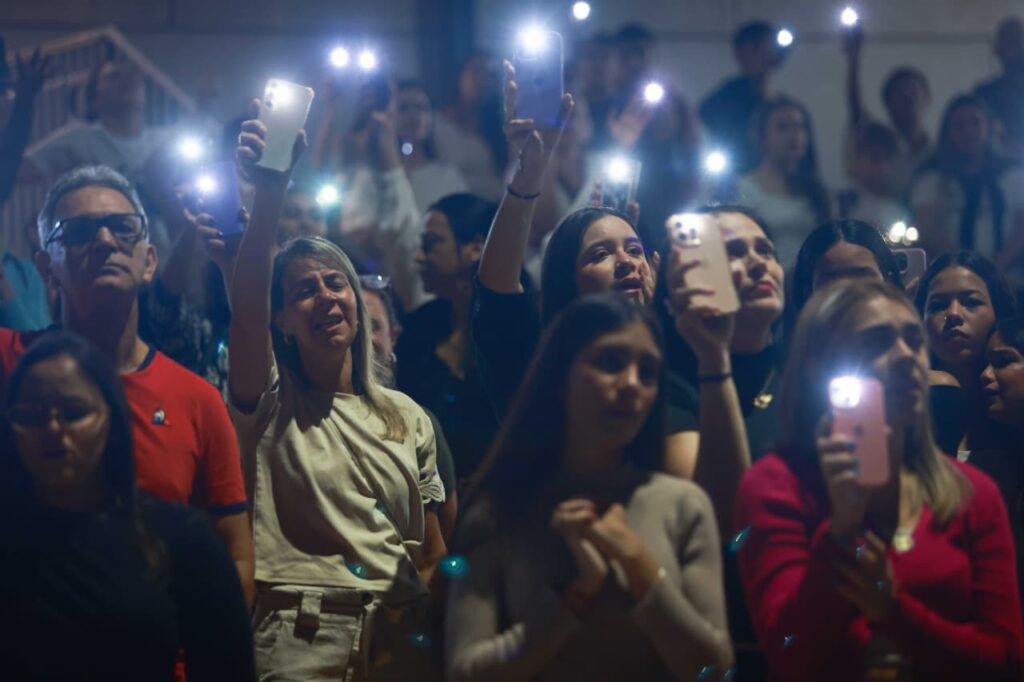 “emocionante-de-ver”,-diz-familia-sobre-vigilia-para-adolescente-agredido