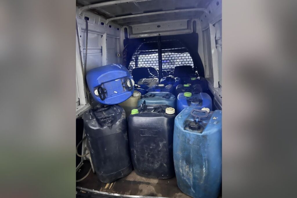 policia-apreende-toneis-de-combustivel-adulterado-em-posto-no-litoral