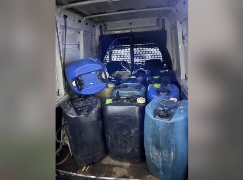 policia-apreende-toneis-de-combustivel-adulterado-em-posto-no-litoral