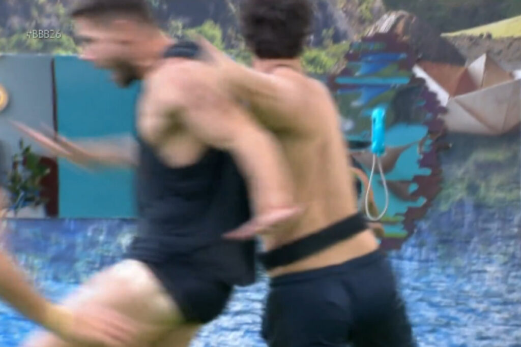 bbb26:-imagens-ineditas-mostram-pa-puxando-jonas-antes-da-queda