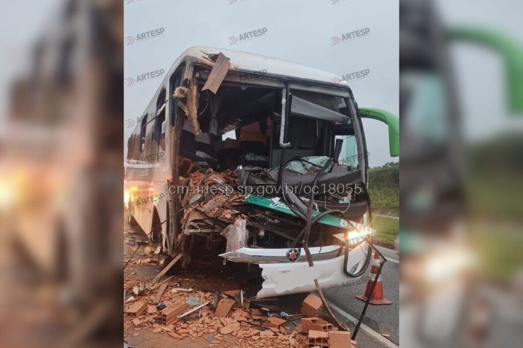 onibus-com-30-passageiros-bate-em-caminhao-e-deixa-feridos-em-sp