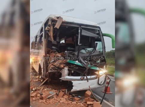 onibus-com-30-passageiros-bate-em-caminhao-e-deixa-feridos-em-sp