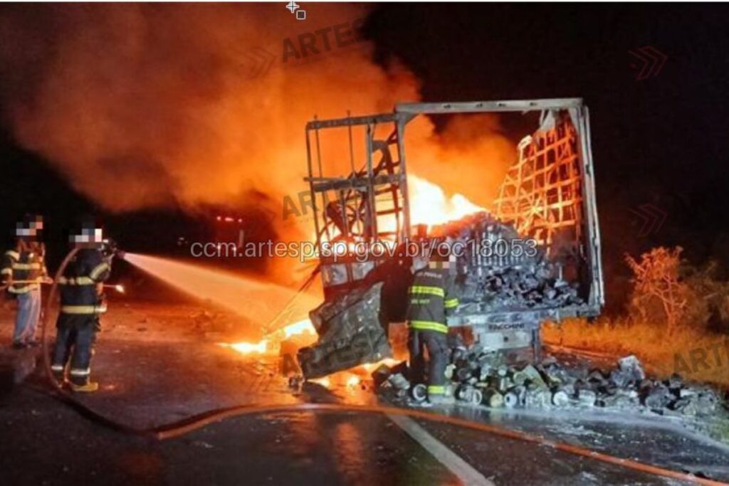 caminhao-pega-fogo,-derruba-carga-e-causa-bloqueio-de-rodovia-em-sp