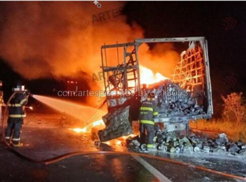 caminhao-pega-fogo,-derruba-carga-e-causa-bloqueio-de-rodovia-em-sp
