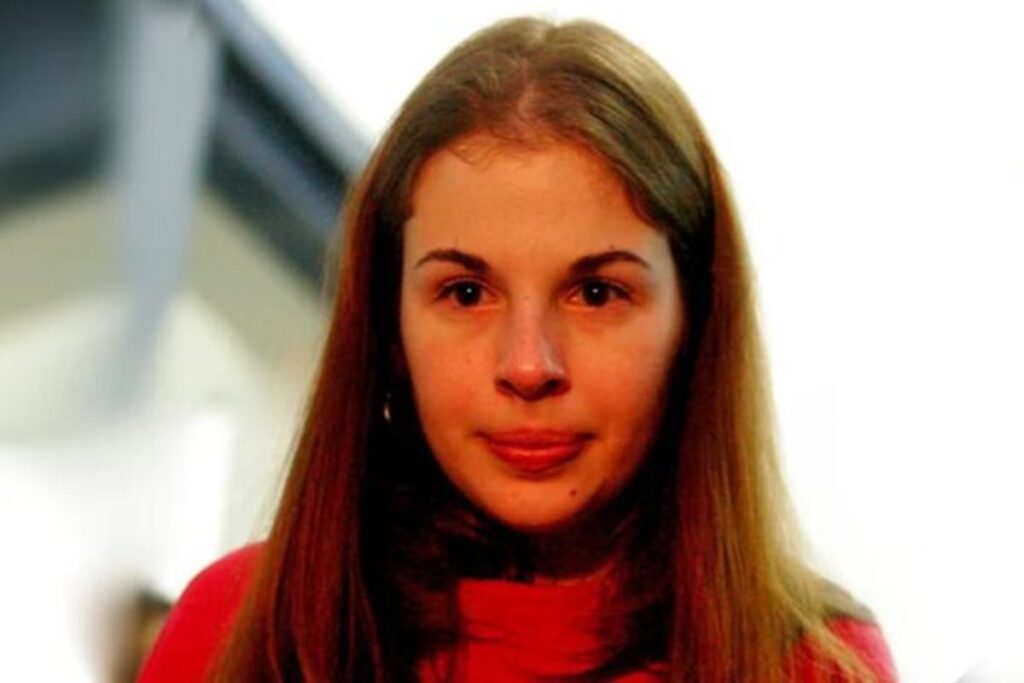 suzane-von-richthofen-solda-portao-e-retira-carro-do-tio-morto