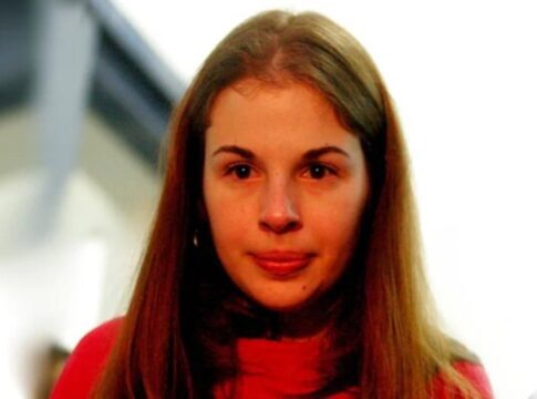 suzane-von-richthofen-solda-portao-e-retira-carro-do-tio-morto