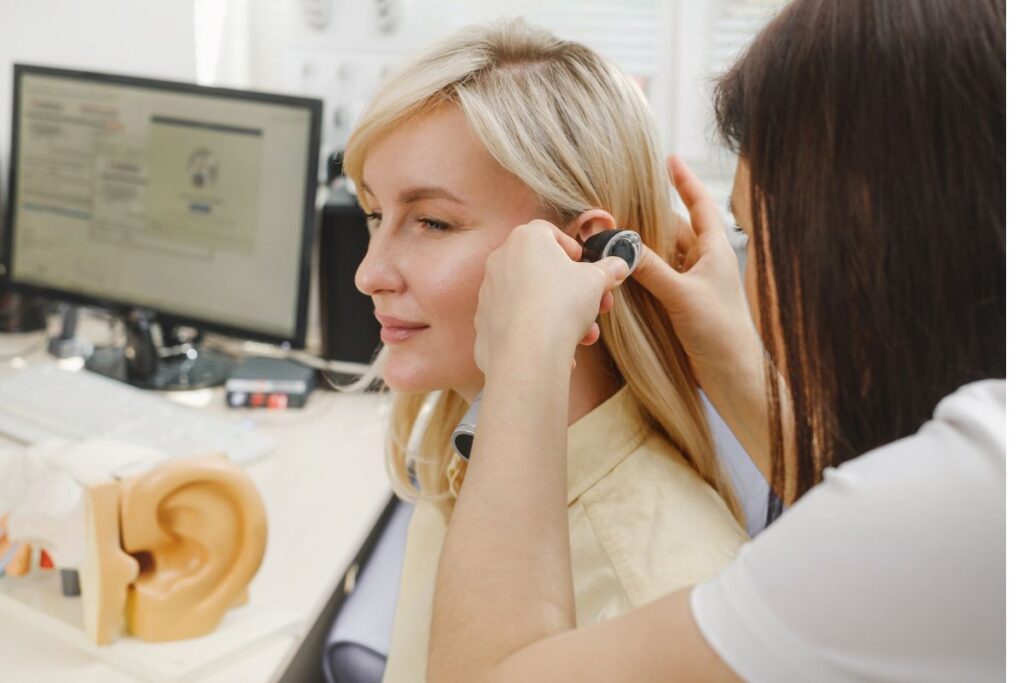 otorrino-aponta-2-sinais-sutis-que-podem-indicar-problemas-de-audicao