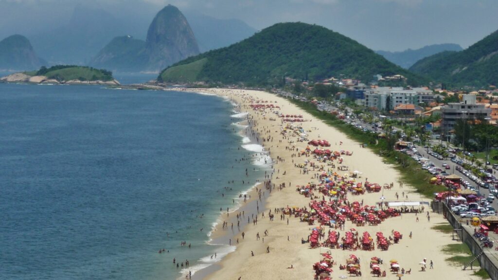 praia-amada-em-niteroi-tem-aguas-calmas-e-vista-para-o-cristo-redentor