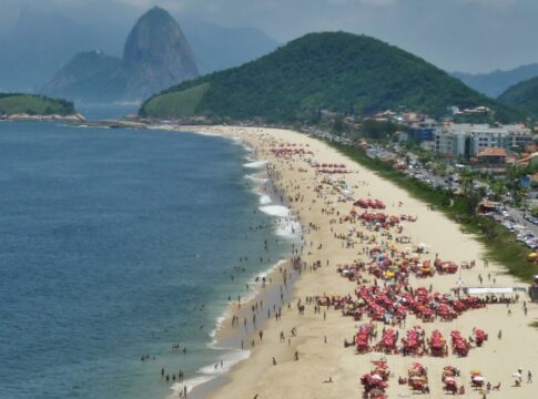 praia-amada-em-niteroi-tem-aguas-calmas-e-vista-para-o-cristo-redentor