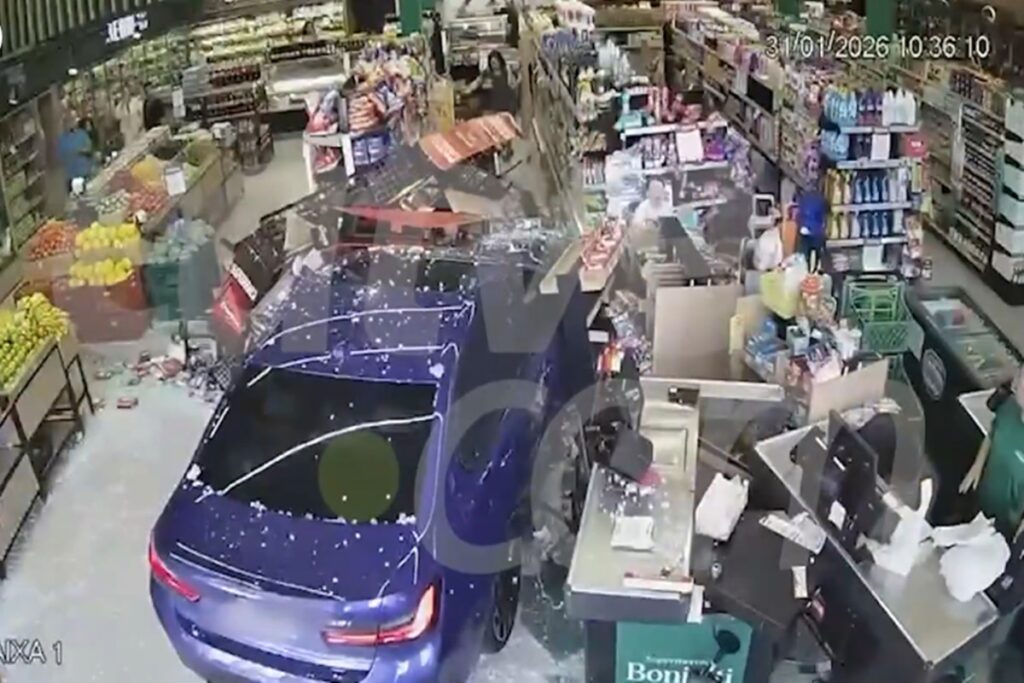 bmw-invade-mercado-e-deixa-crianca-e-mulher-feridas