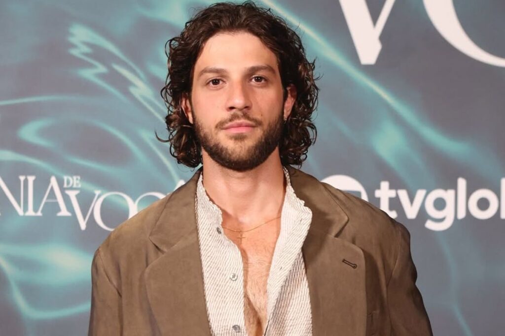 como-e-a-mansao-de-chay-suede-com-decoracao-no-estilo-casa-de-“avo”