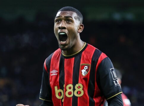 rayan-entra-no-2o-tempo-e-da-assistencia-em-estreia-na-premier-league