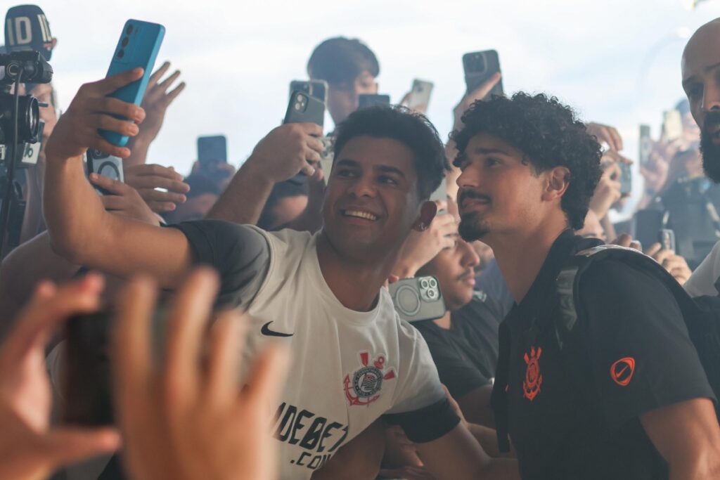 corinthians-desembarca-no-df-para-a-supercopa-com-festa-da-torcida.-veja-video
