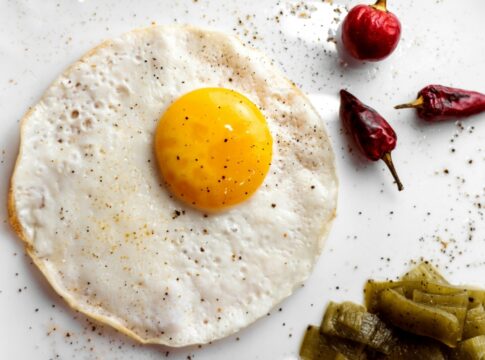 sem-oleo-ou-frigideira,-ovo-frito-na-air-fryer-fica-pronto-em-minutos