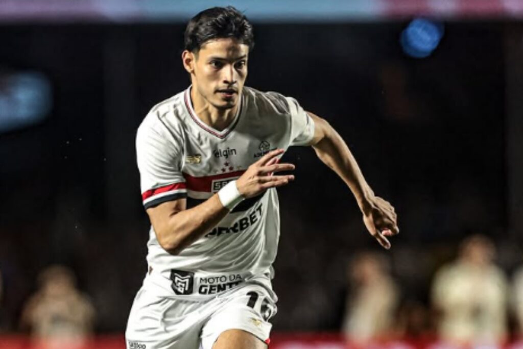 paulistao:-sao-paulo-domina-santos,-vence-o-classico-e-salta-na-tabela