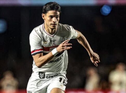 paulistao:-sao-paulo-domina-santos,-vence-o-classico-e-salta-na-tabela