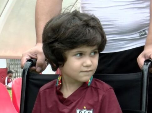 menino-que-sobreviveu-a-queda-de-10o-andar-visita-clube-do-coracao.-video