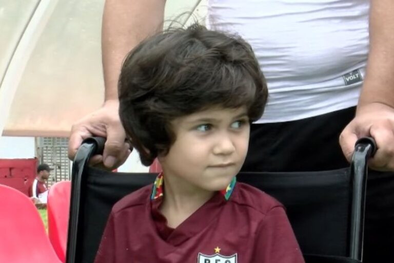 menino-que-sobreviveu-a-queda-de-10o-andar-visita-clube-do-coracao.-video