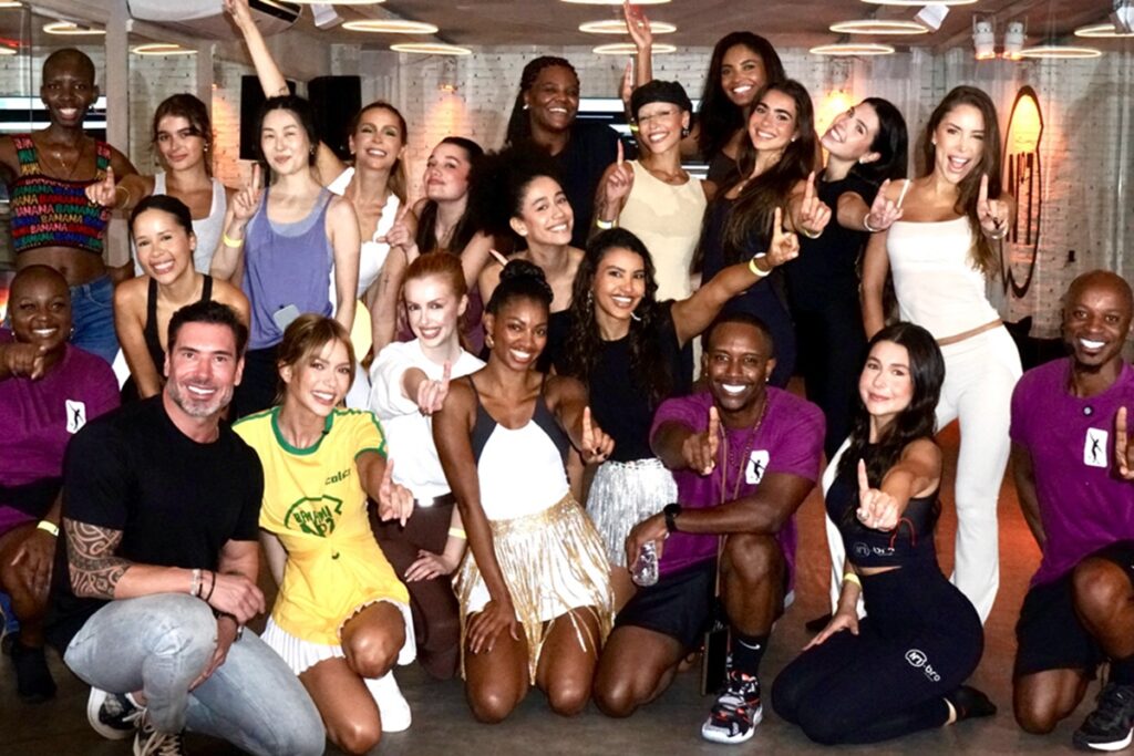 instrutor-de-sabrina-sato-comanda-aulao-de-samba-em-sao-paulo