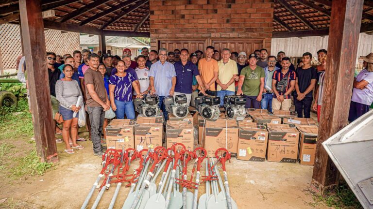 Perpétua Almeida garante 182 barcos e motores para ribeirinhos de 8 municípios do Acre
