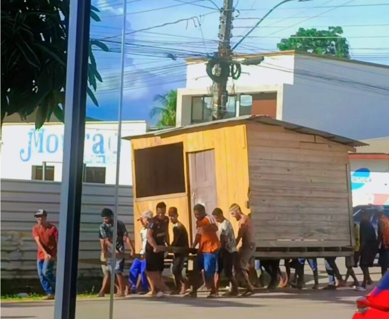 Com ajuda de amigos, morador transporta casa de madeira em Tarauacá