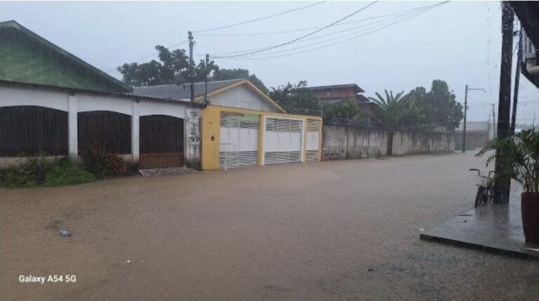 Chuva intensa alaga ruas e expõe falta de drenagem urbana em Tarauacá