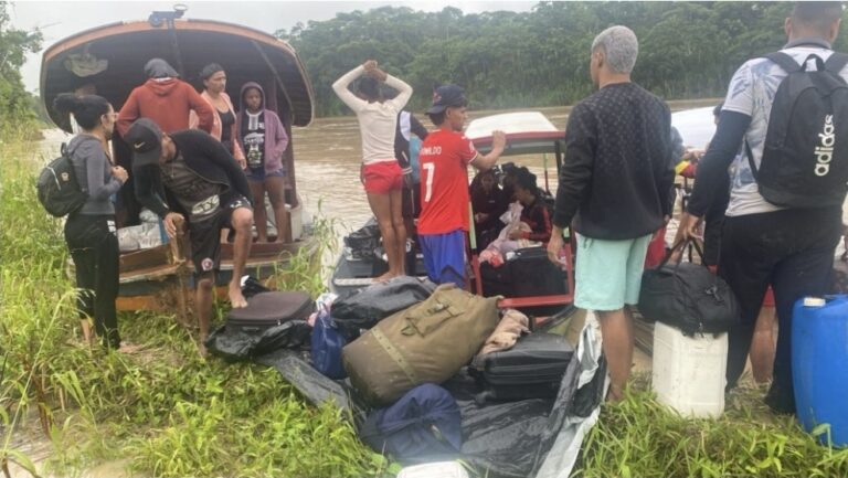 Barco com time de futebol naufraga no Rio Tarauacá a caminho de Jordão; homem está desaparecido