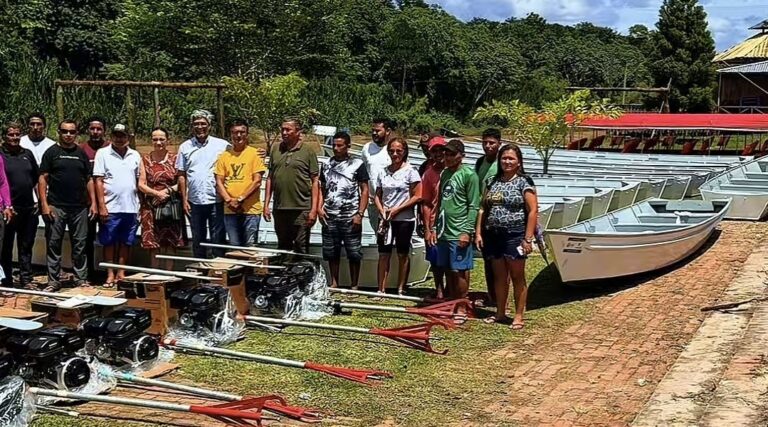 Com emenda  da ex-deputada Perpétua Almeida,  deputado  Edvaldo  e ex-prefeito  Elson Farias entregam barcos motorizados e kits para produtores  de Jordão