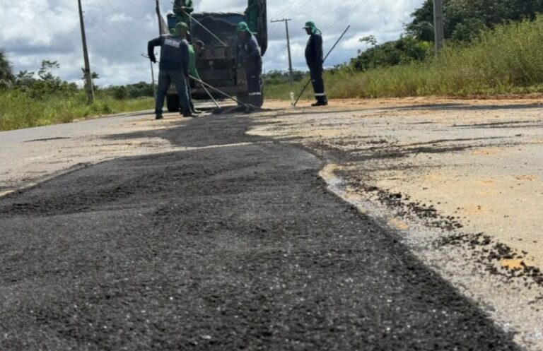 Deracre realiza operação tapa-buraco na AC-405 em Mâncio Lima