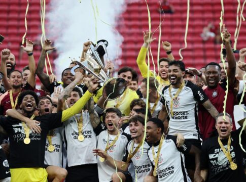 corinthians-vence-flamengo-e-e-bicampeao-da-supercopa-rei
