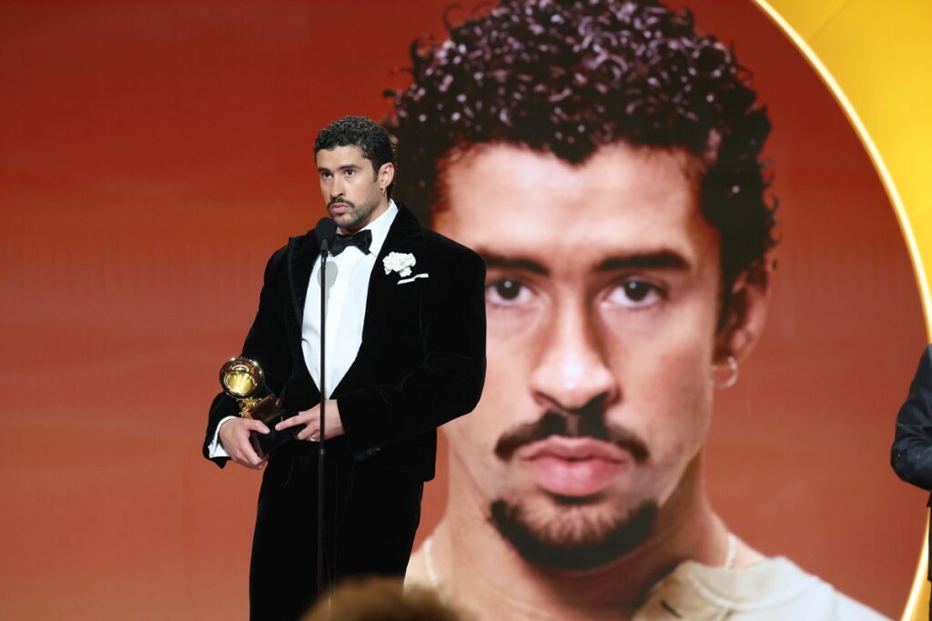 no-grammy,-bad-bunny-protesta-contra-politica-de-trump:-“fora,-ice”