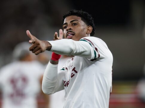 john-kennedy-marca,-fluminense-bate-botafogo-e-avanca-no-cariocao