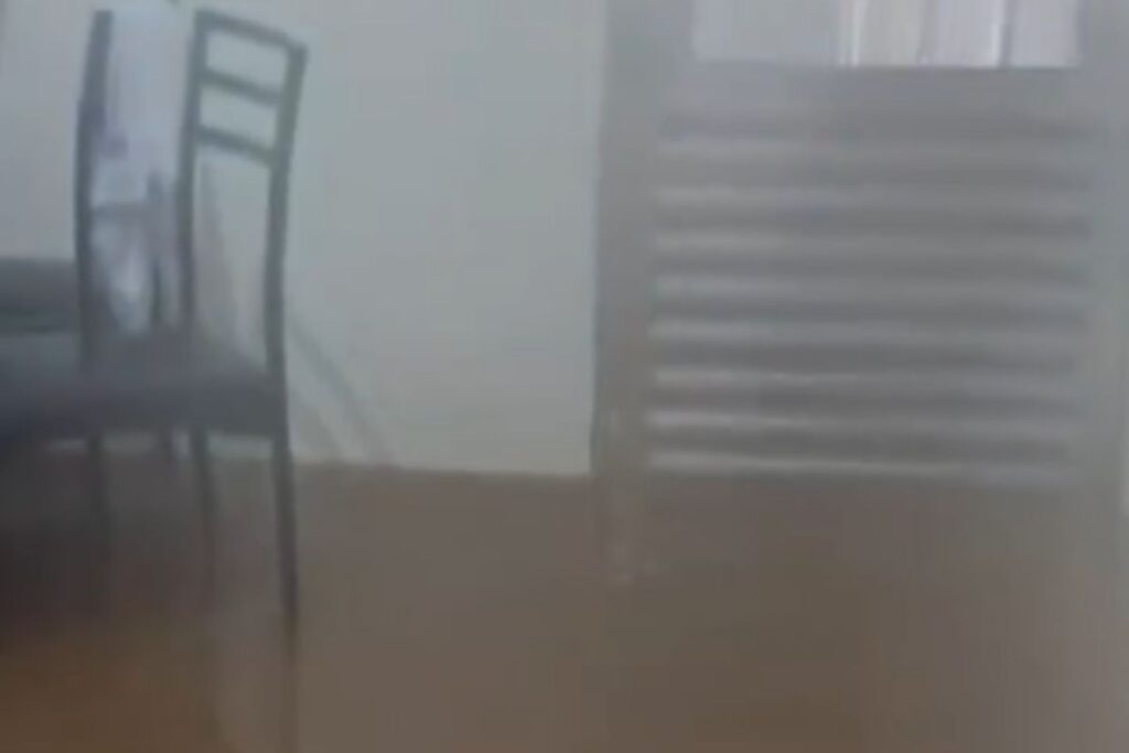 mulher-entra-em-desespero-apos-ter-casa-alagada-pela-2a-vez-em-17-dias.-video