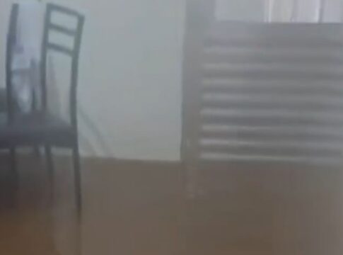 mulher-entra-em-desespero-apos-ter-casa-alagada-pela-2a-vez-em-17-dias.-video