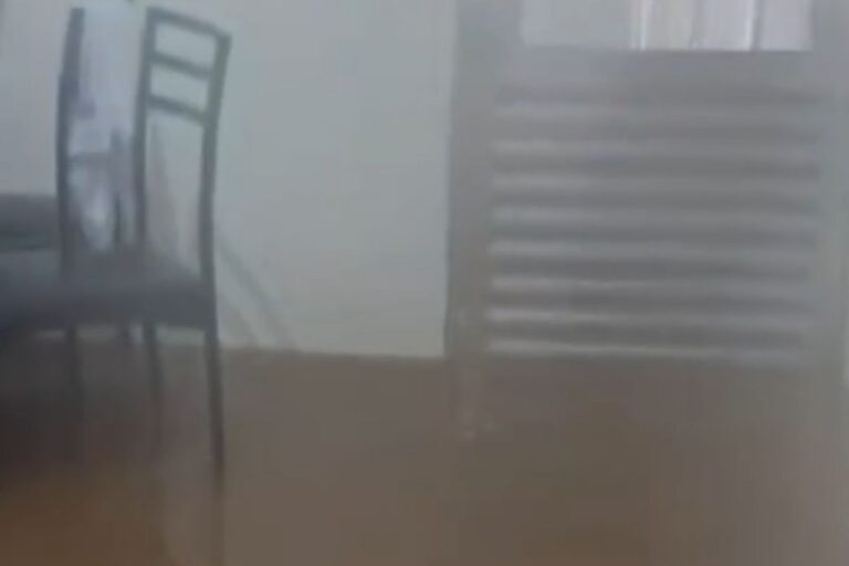 mulher-entra-em-desespero-apos-ter-casa-alagada-pela-2a-vez-em-17-dias.-video