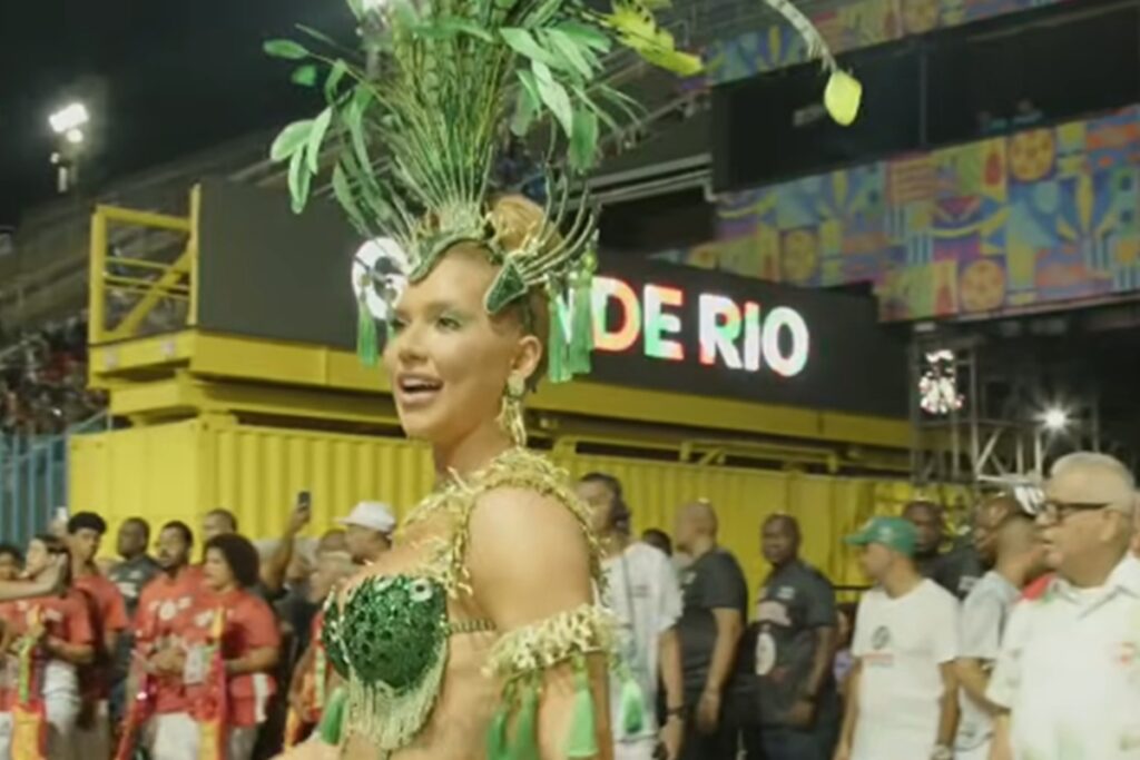 veja-momento-em-que-virginia-comete-gafe-em-ensaio-na-sapucai.-video