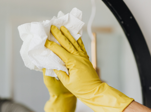 faxineira-pede-demissao-apos-chefes-testarem-sua-etica-com-“patinhos”