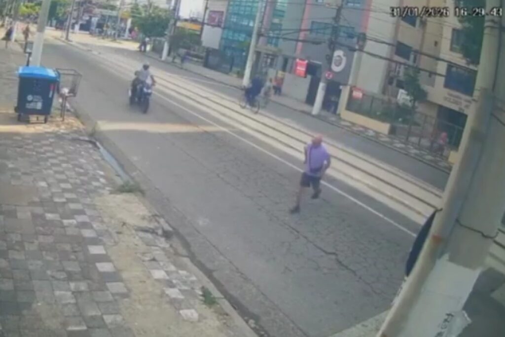 motociclista-foge-apos-atropelar-e-matar-idoso-de-89-anos-em-santos.-veja-video