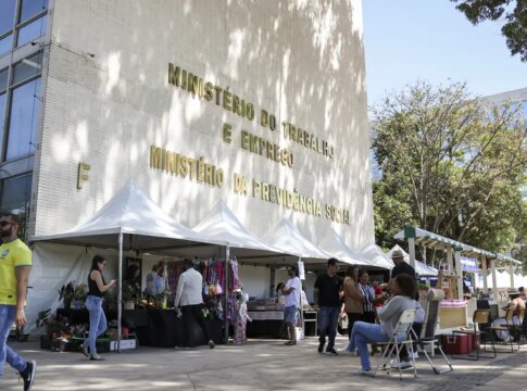 governo-libera-mais-r$-3,9-bi-para-pagar-saque-aniversario-do-fgts governo-libera-mais-r$-3,9-bi-para-pagar-saque-aniversario-do-fgts