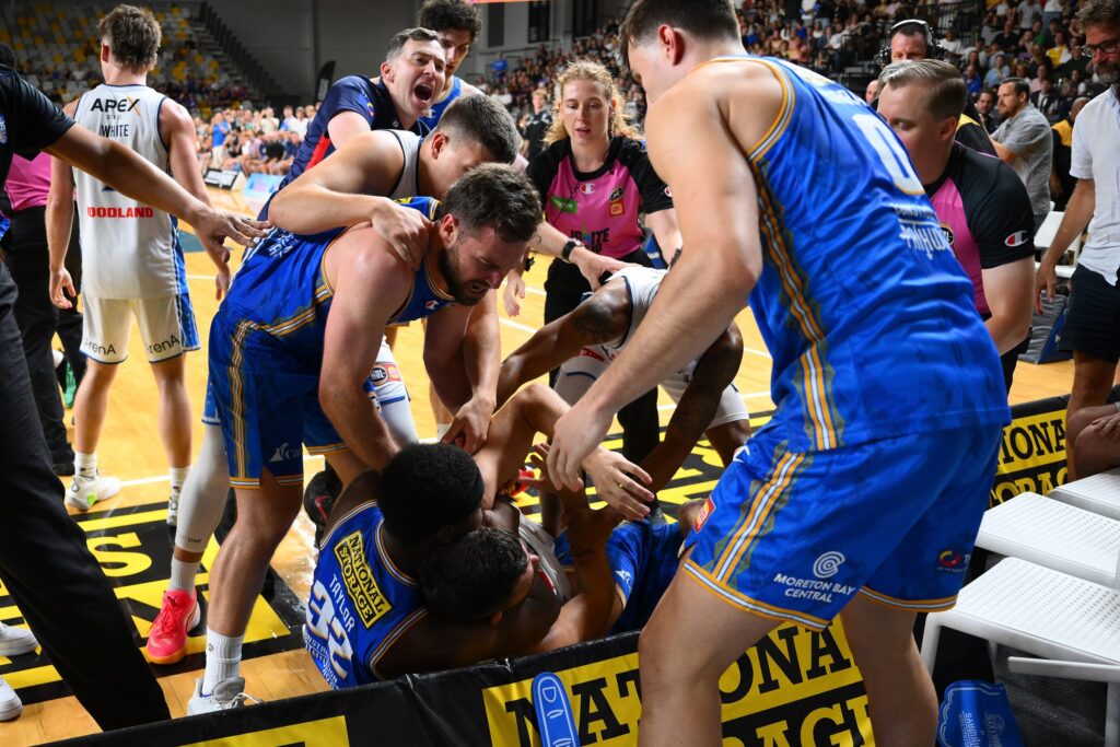 nbl:-jogo-entre-36ers-e-bullets-termina-em-mata-leao,-agarroes-e-socos