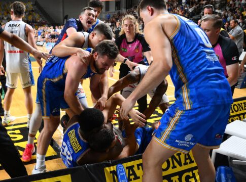 nbl:-jogo-entre-36ers-e-bullets-termina-em-mata-leao,-agarroes-e-socos