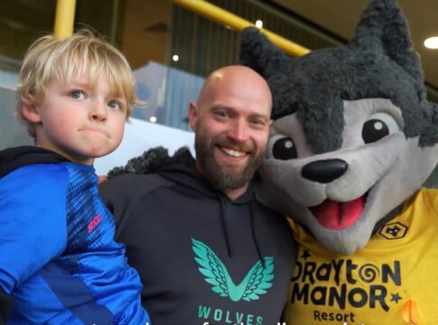 crianca-que-viralizou-por-ter-nugget-“roubado”-em-jogo-tem-final-feliz