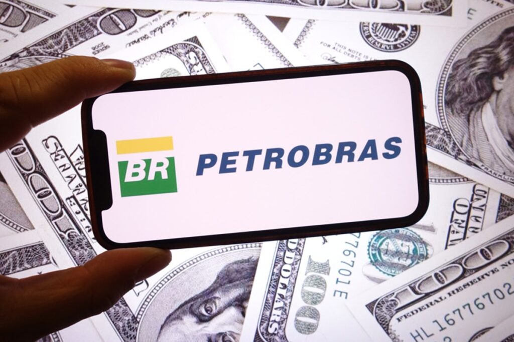acoes-da-petrobras-caem-forte-com-tombo-nos-precos-do-petroleo