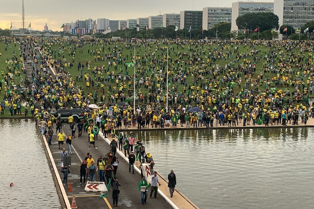 fugitivo-do-8/1-dribla-itamaraty-e-pf-e-escapa-para-a-espanha