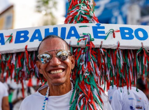 multidao-lota-rio-vermelho,-em-salvador,-para-celebrar-iemanja