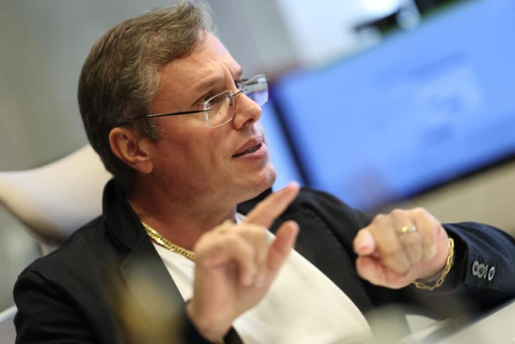 advogado-diz-que-piloto-foi-ameacado-por-detentos-e-agentes-na-prisao.-veja-video