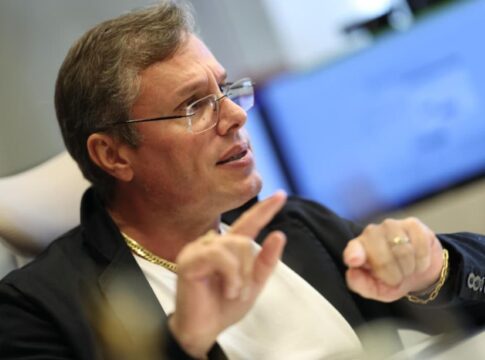 advogado-diz-que-piloto-foi-ameacado-por-detentos-e-agentes-na-prisao.-veja-video